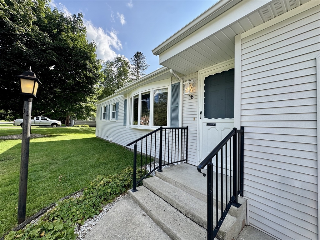 18 Cedar Oak Lane — photo