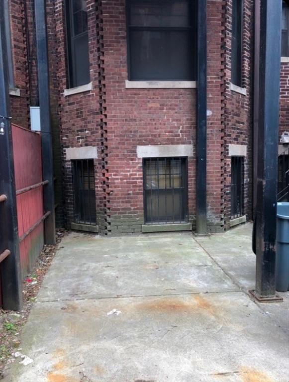 531 Newbury St #0 — photo