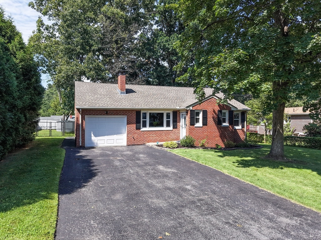 114 Fenway Dr — photo