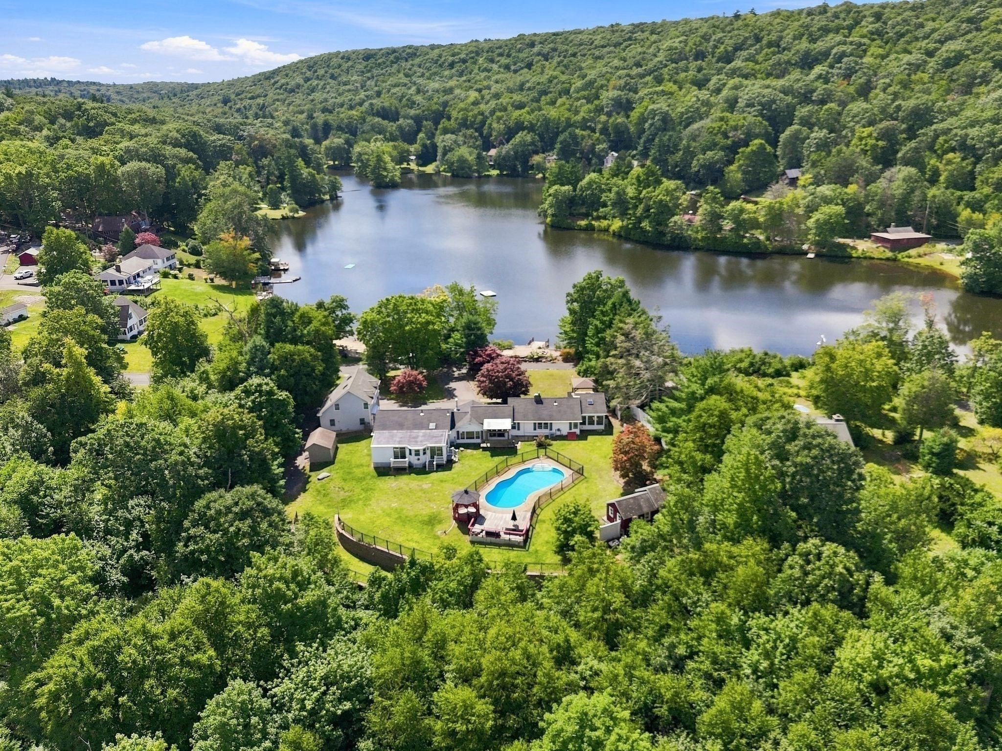102 Lakeside Dr — photo