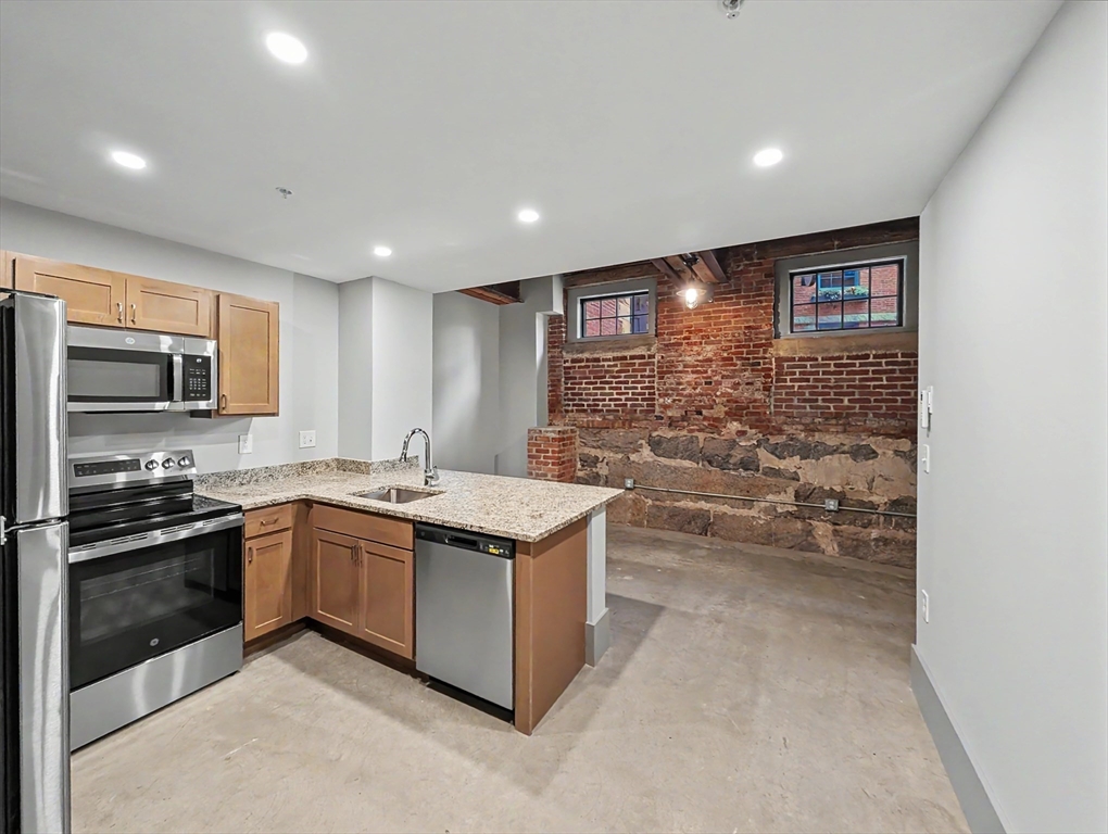 90 Grove St Ll4 — photo