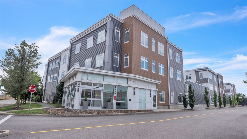 60 Cross St E #318 — photo