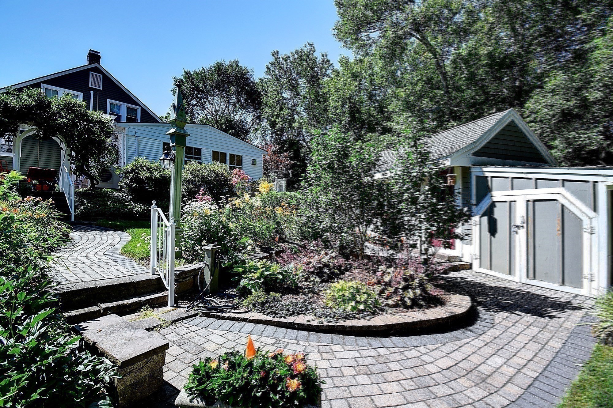 647 Main St #B — photo