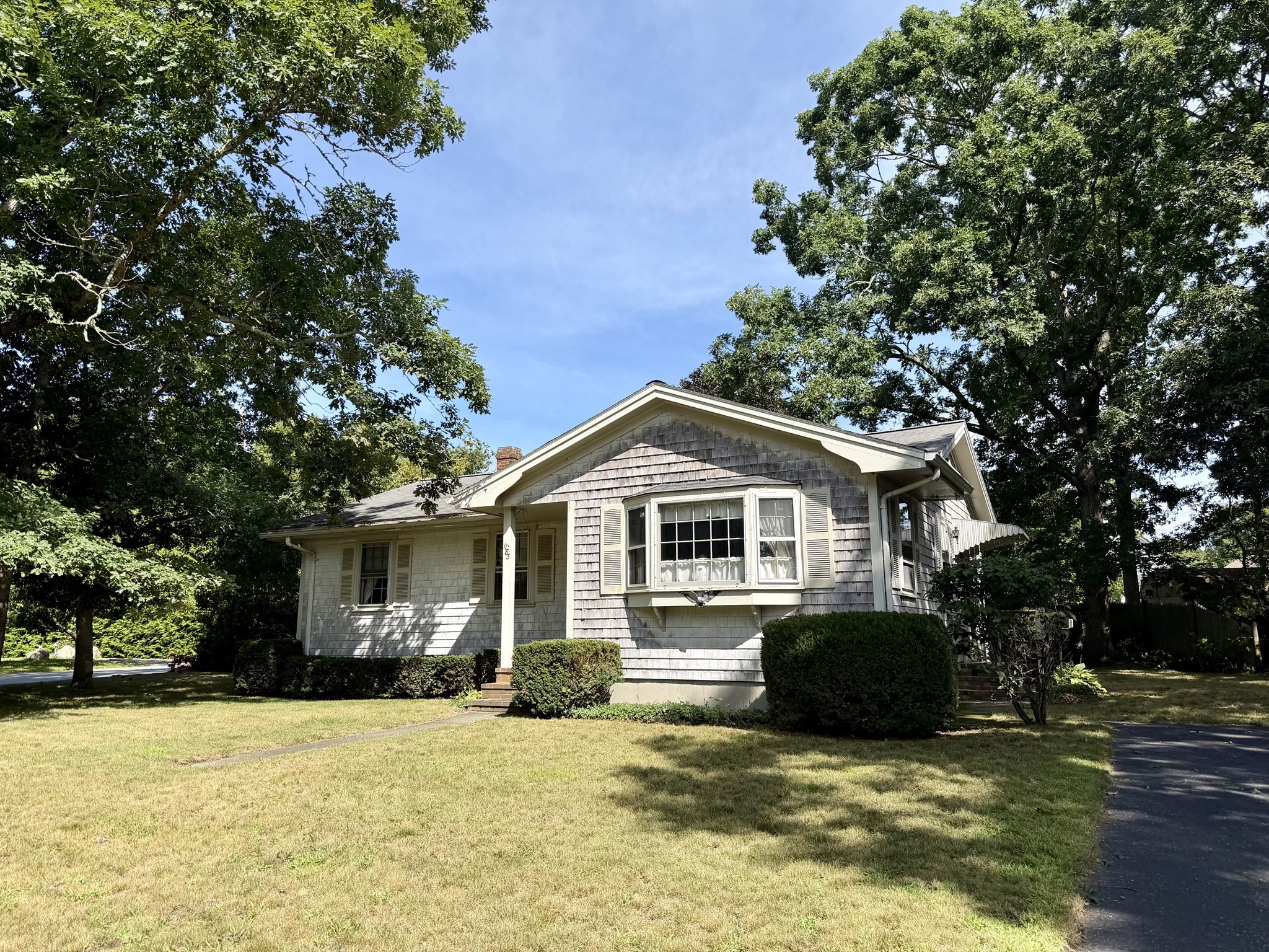 1183 Dutton Street — photo