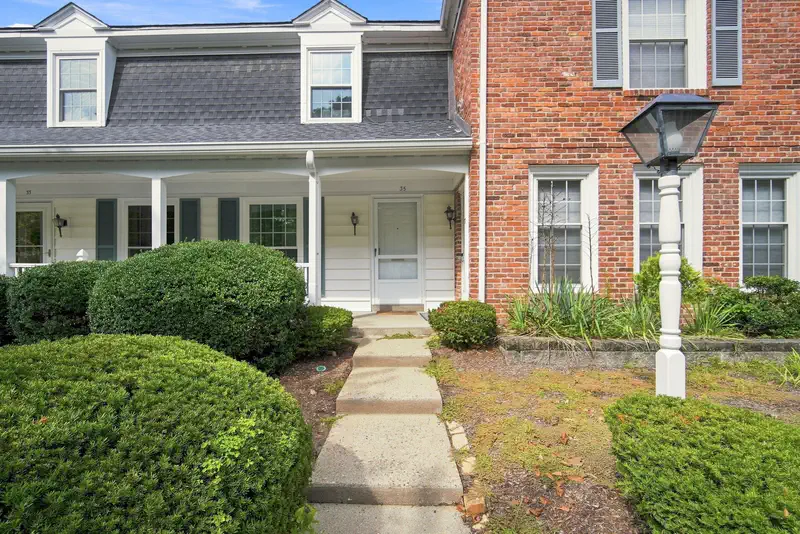 37 Williamsburg Dr #37 — photo