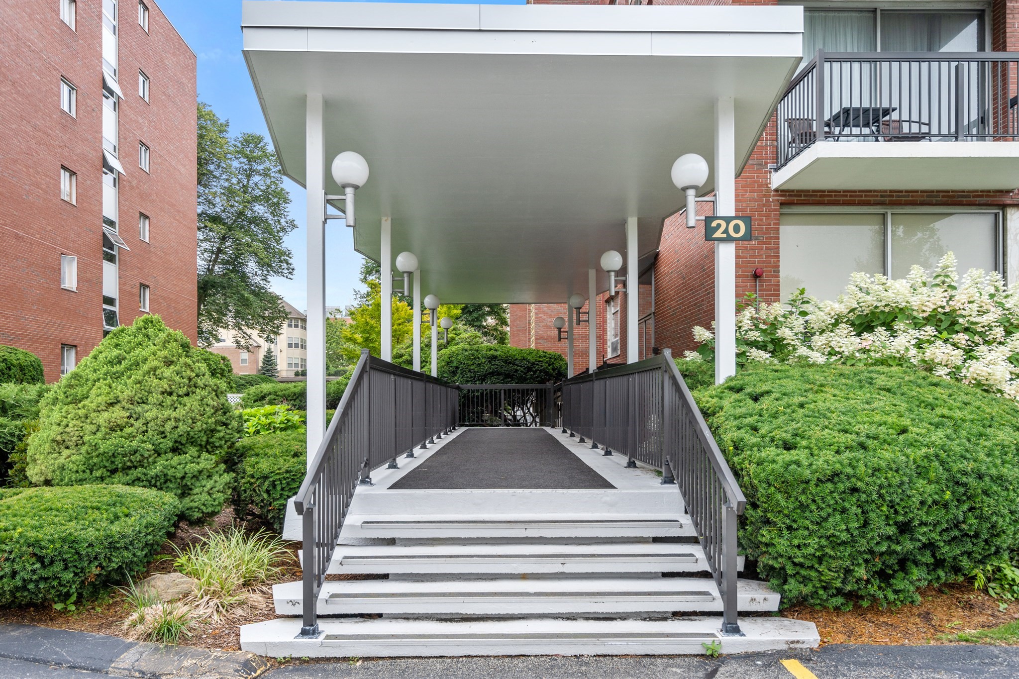 20 Hammond Pond Pkwy #504 — photo
