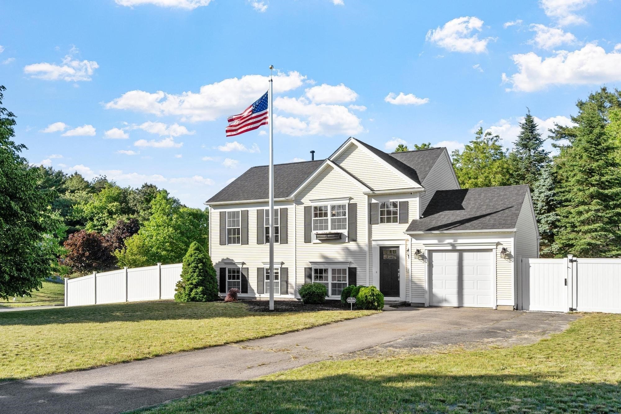 131 Nathan Ln — photo