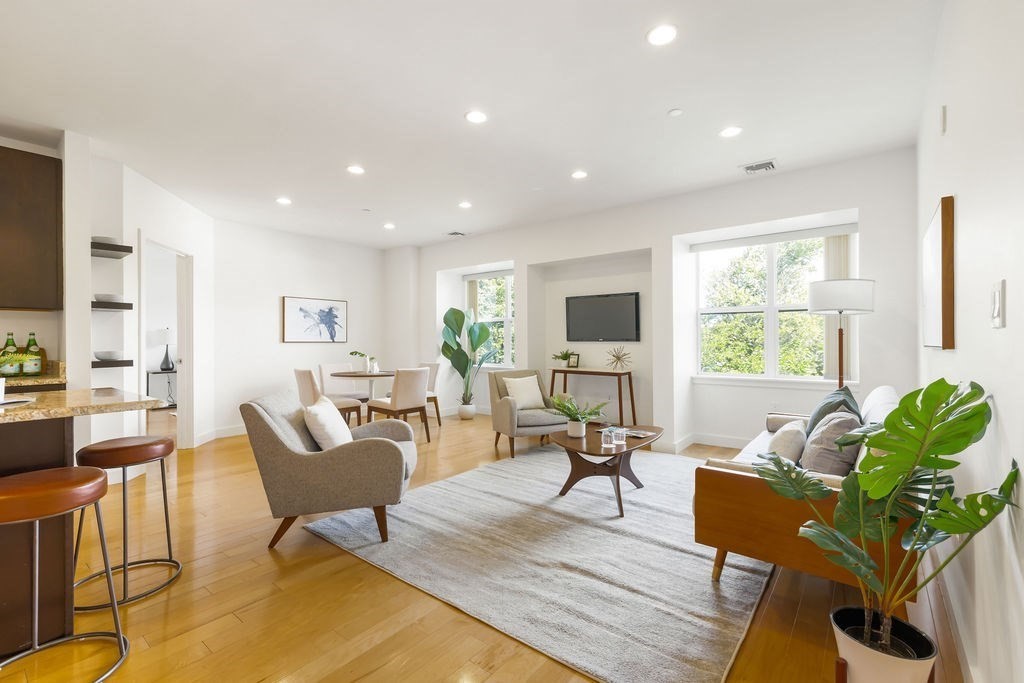 65 Beacon St #403 — photo
