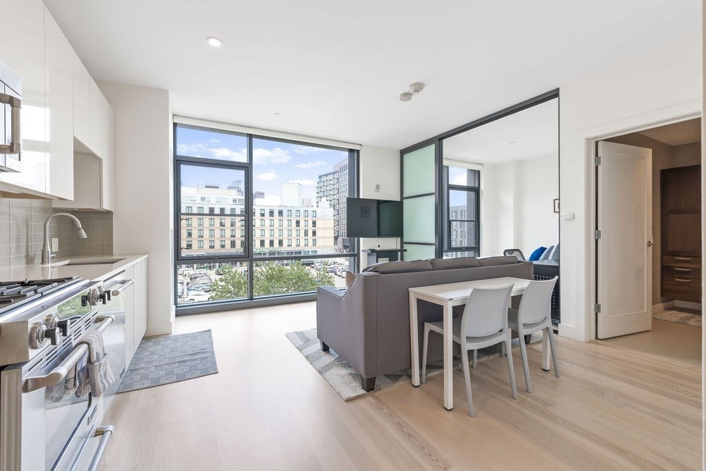 32 Traveler St #411 — photo