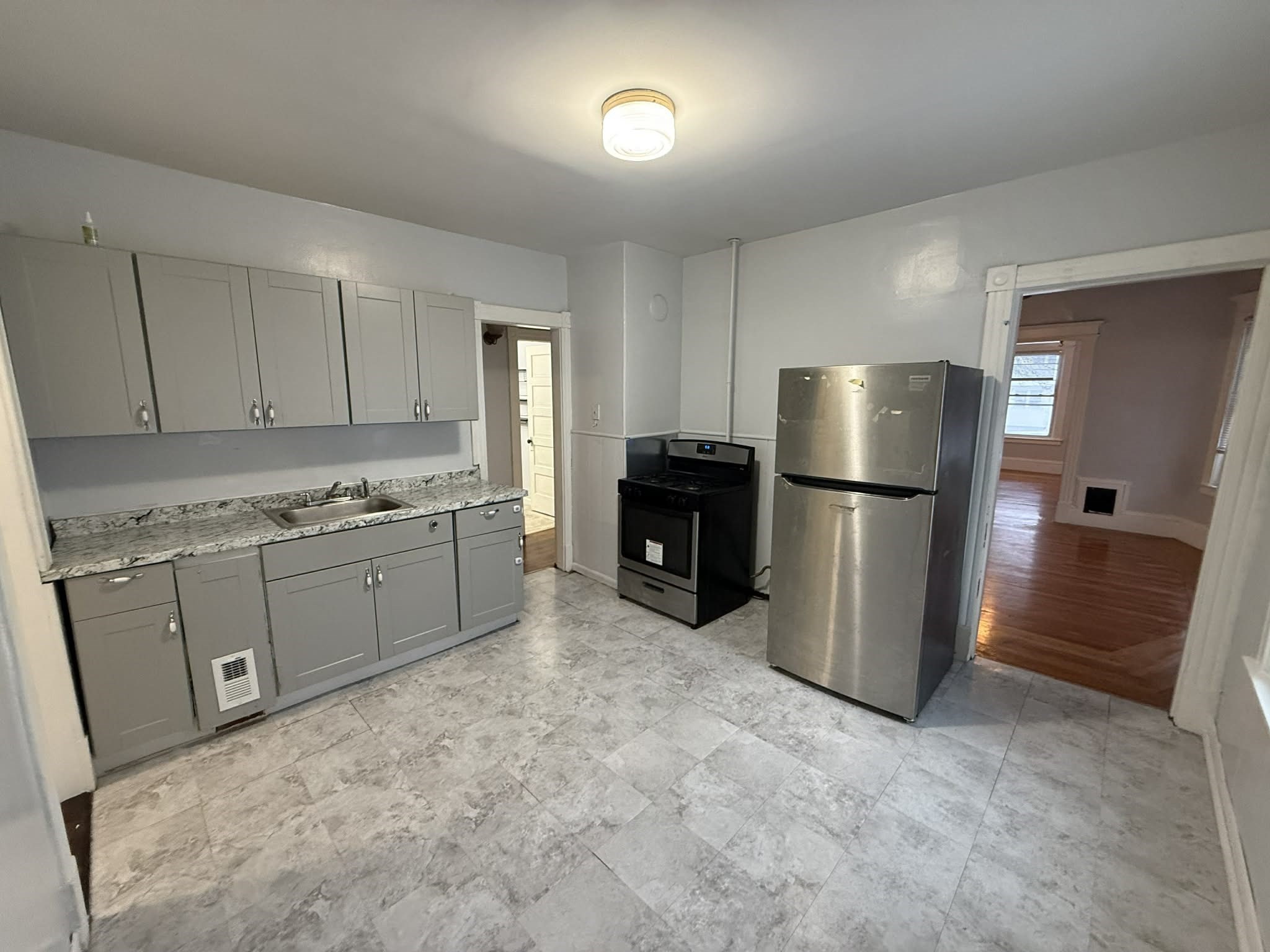 190 Oak 2nd Fl — photo