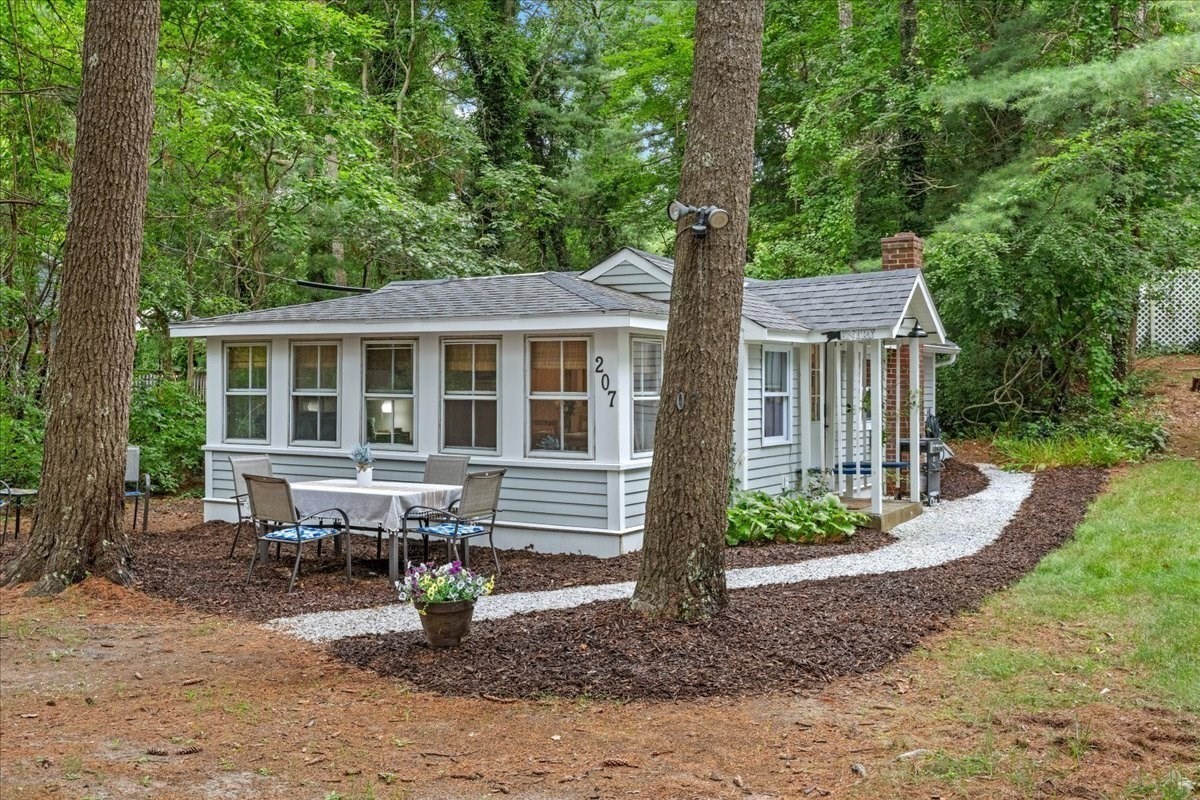 207 Bartlett Rd — photo