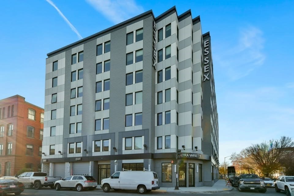585 Essex St #318 — photo