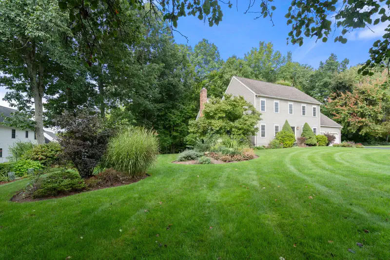 34 Laurelwood Dr — photo