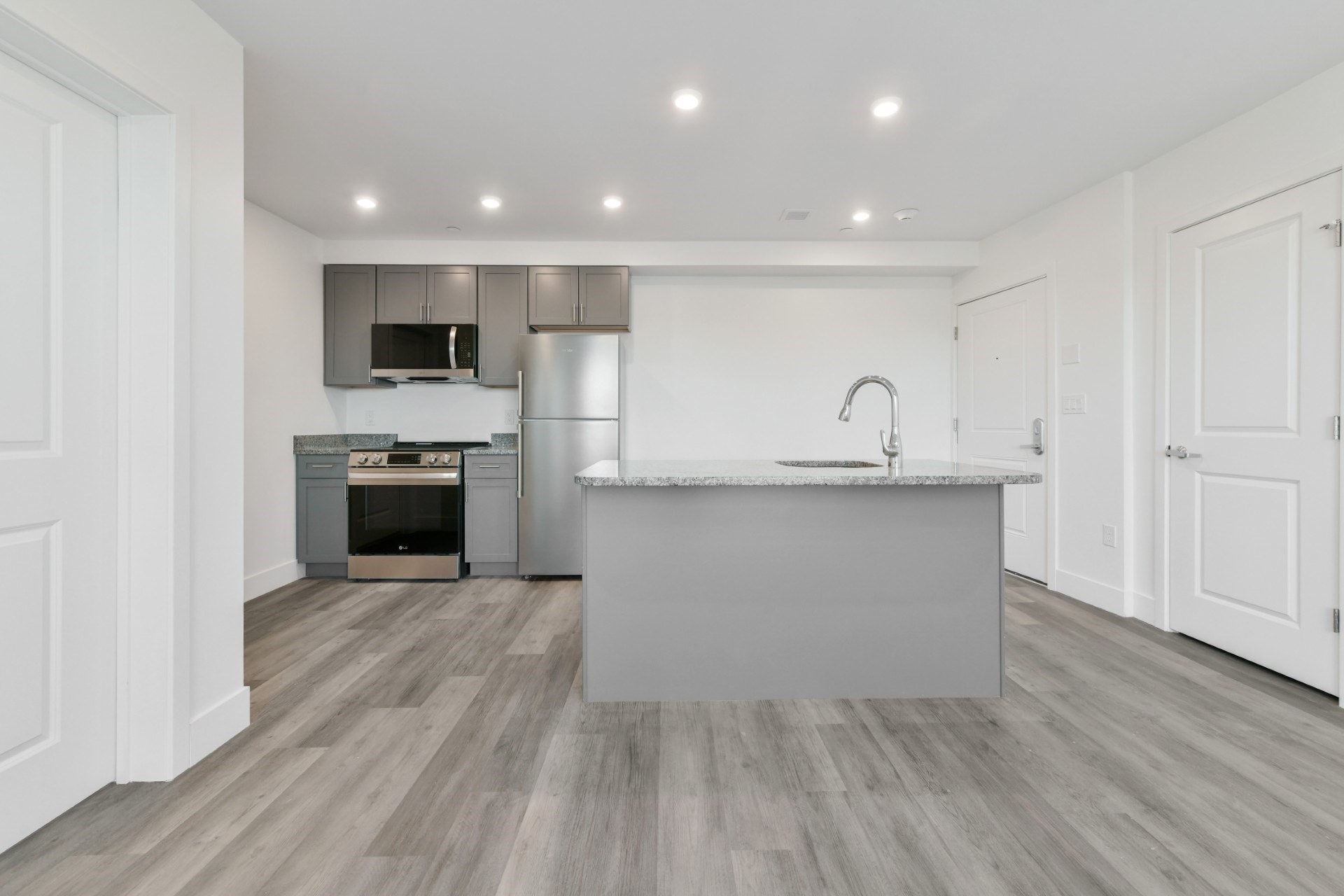 585 Essex St #718 — photo