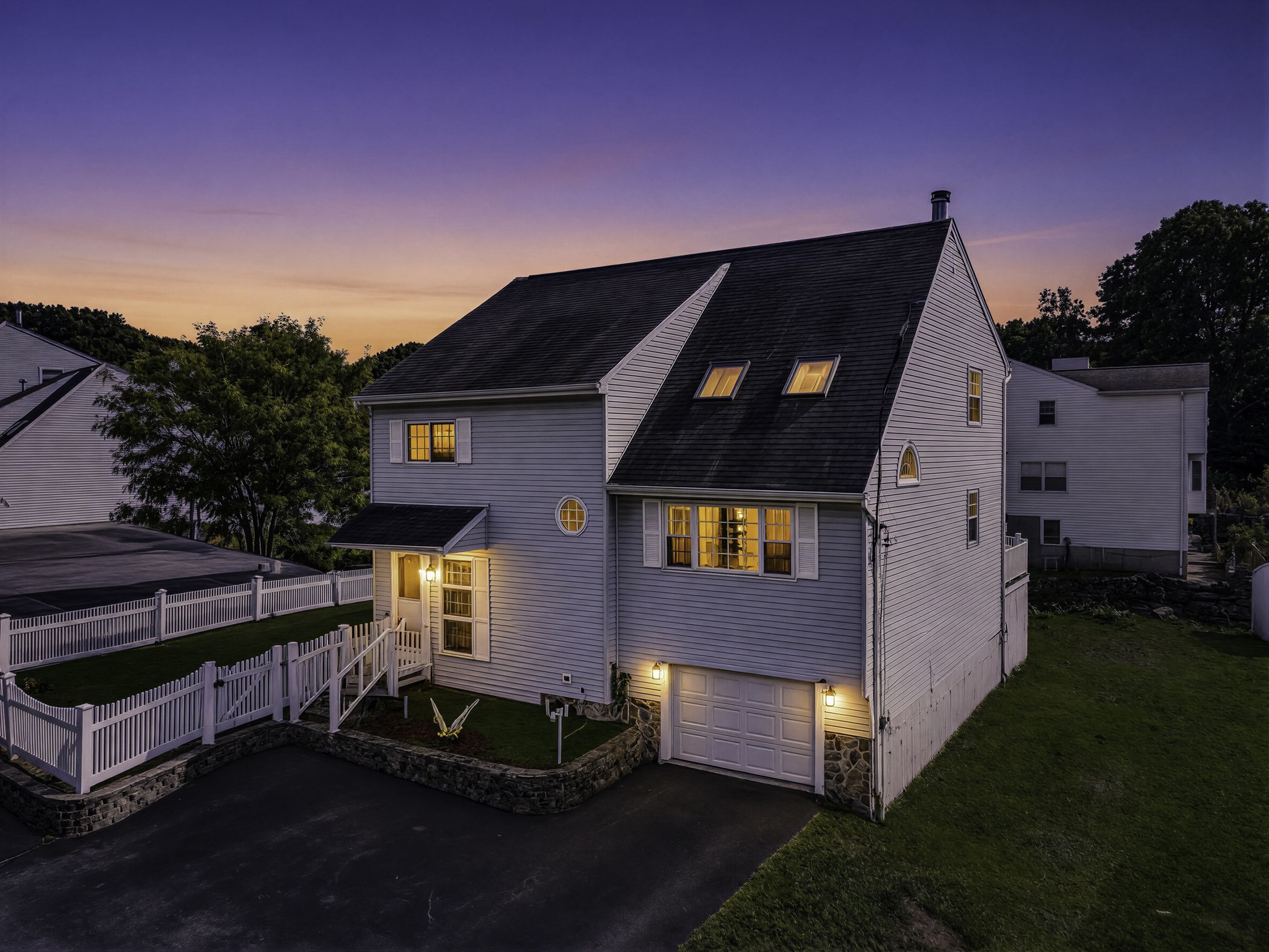 102 Sunderland Rd — photo