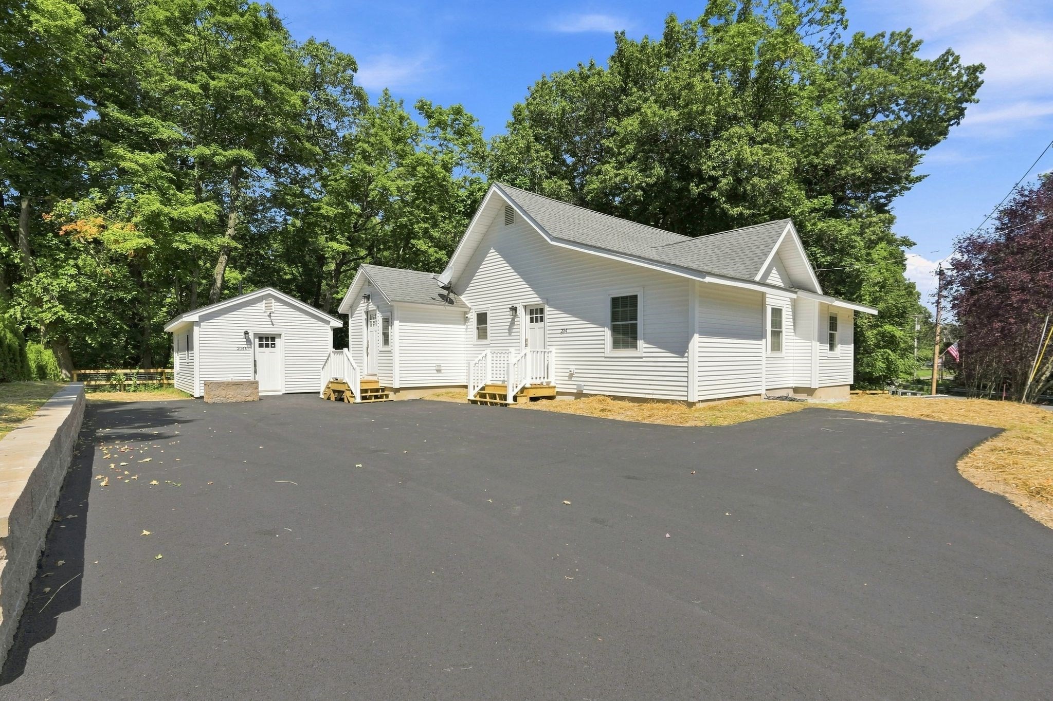 204 River Dr — photo
