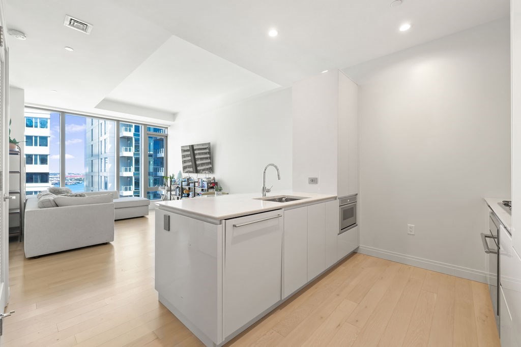 133 Seaport Blvd #1912 — photo