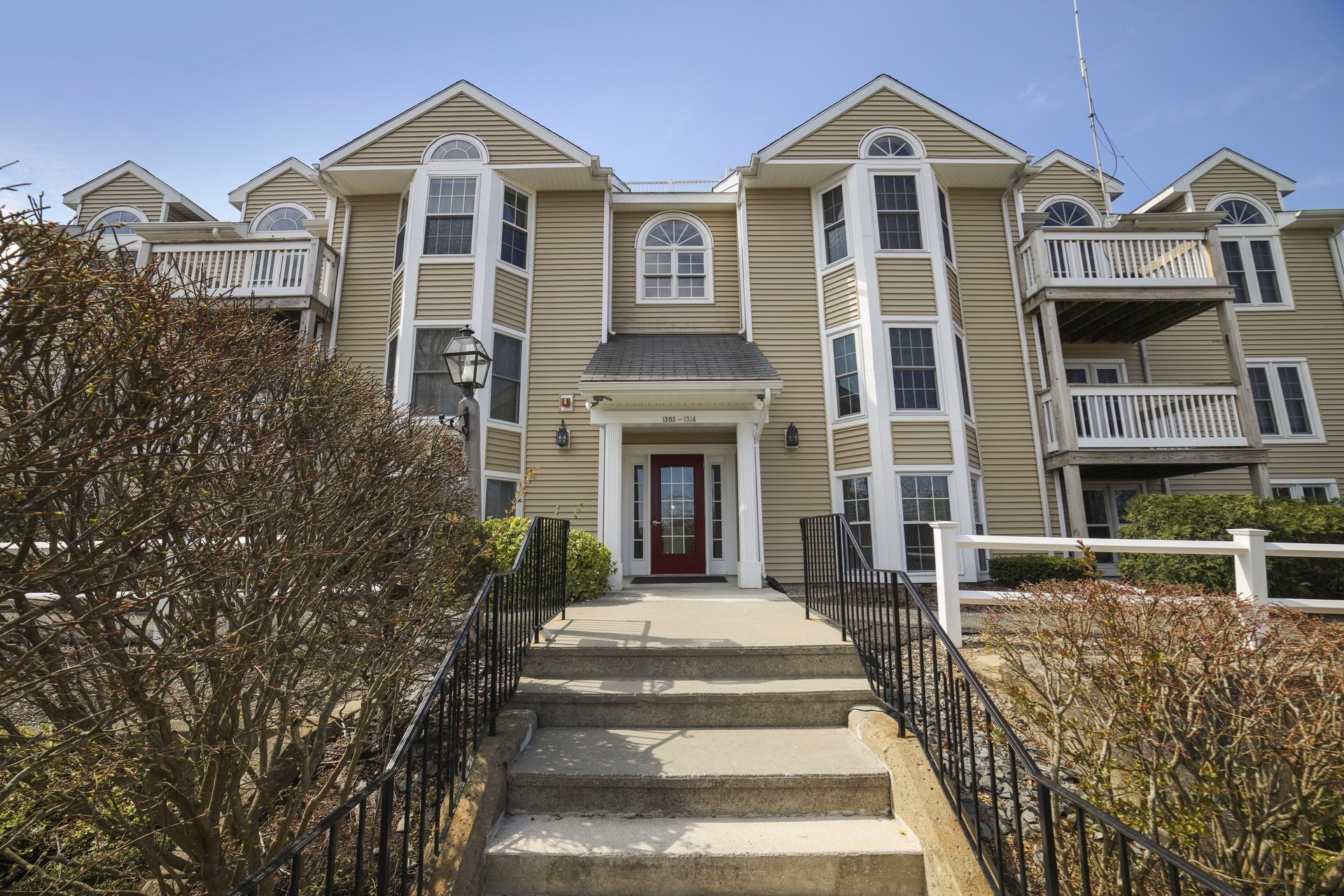 1303 Carriage Ln #1303 — photo