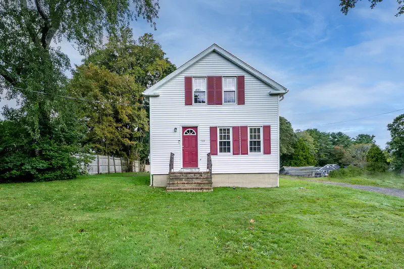 562 Waquoit Hwy — photo