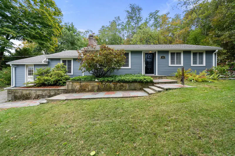 208 Mount Vernon Rd E — photo