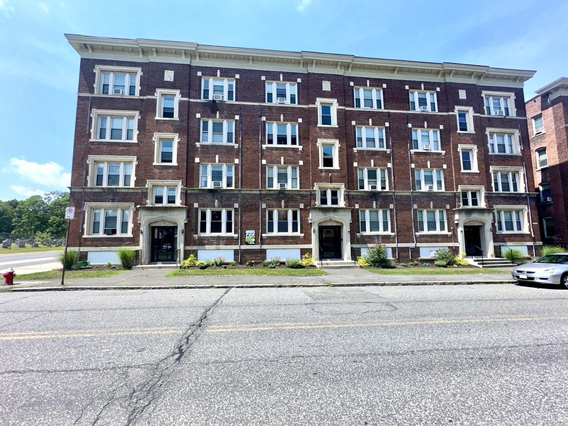 587 Pleasant St #3L — photo