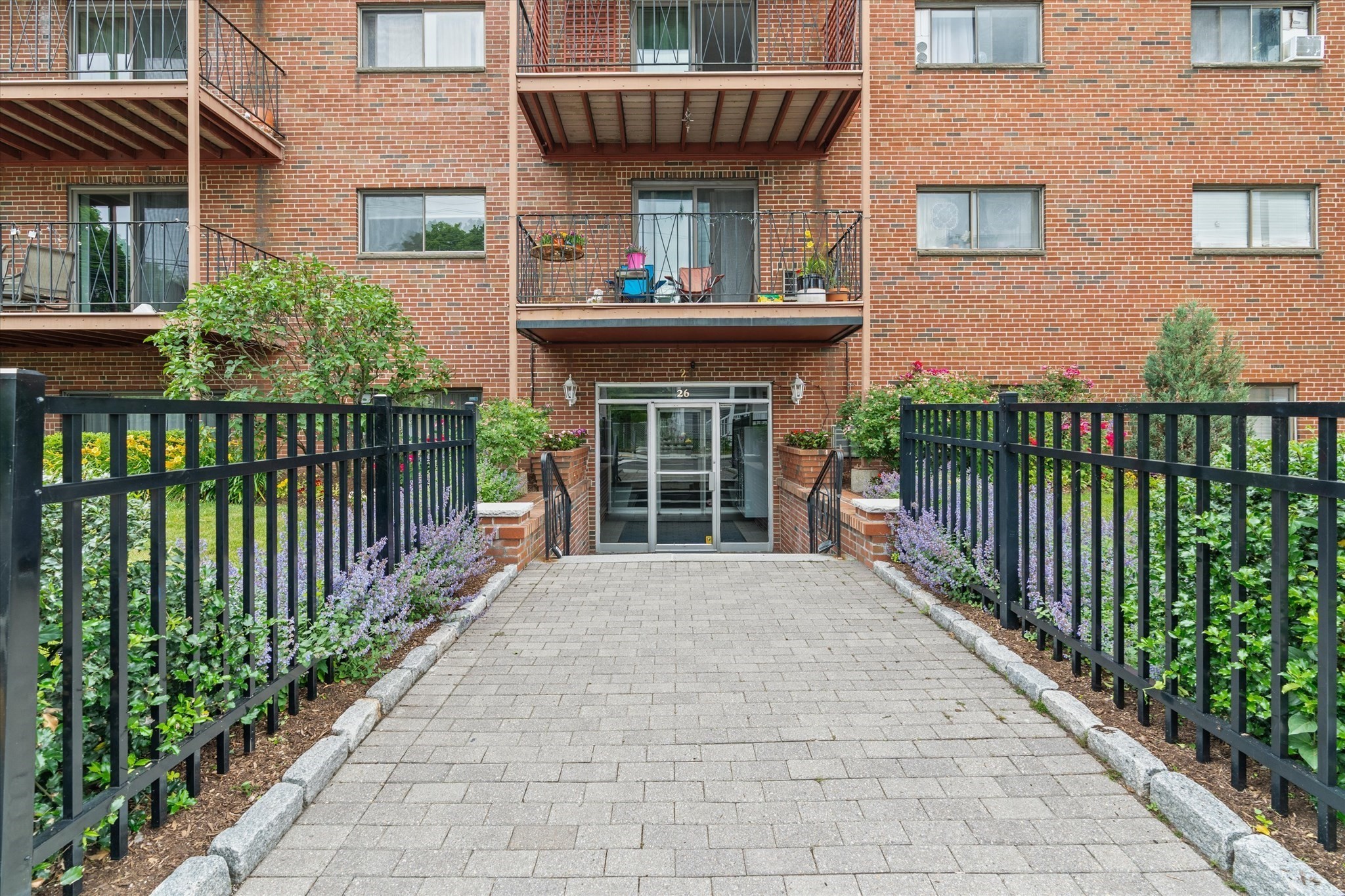 26 Waverly St #209 — photo