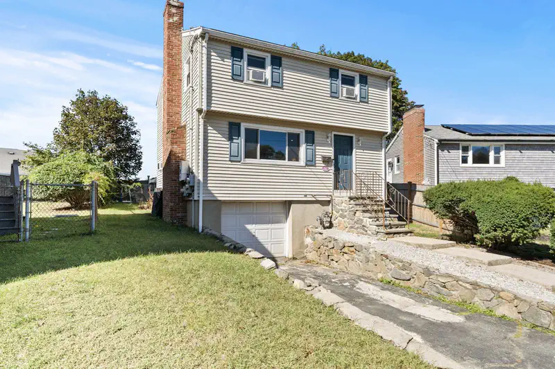 18 Thompson Ln — photo