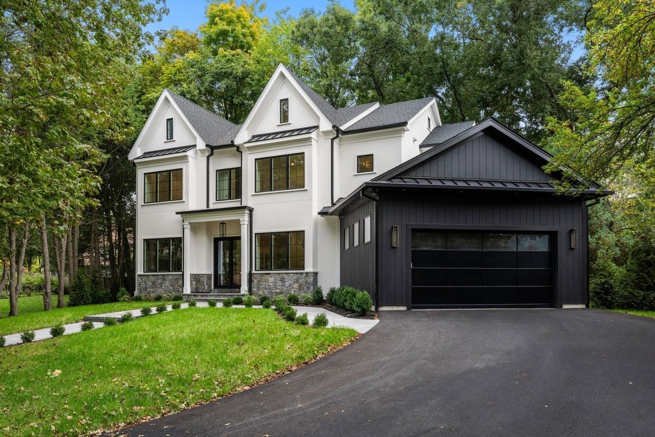11 Amy Circle — photo