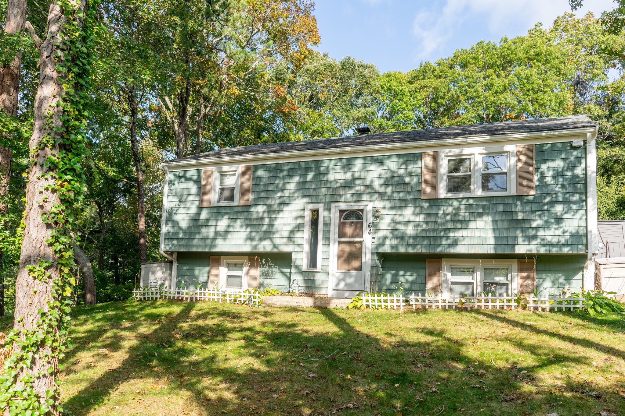 64 Hillside Dr — photo