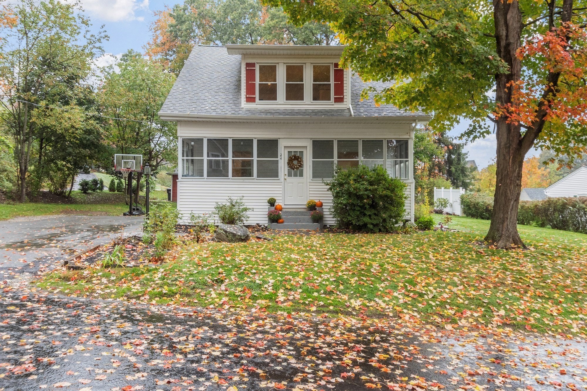 24 Dewey Ave — photo