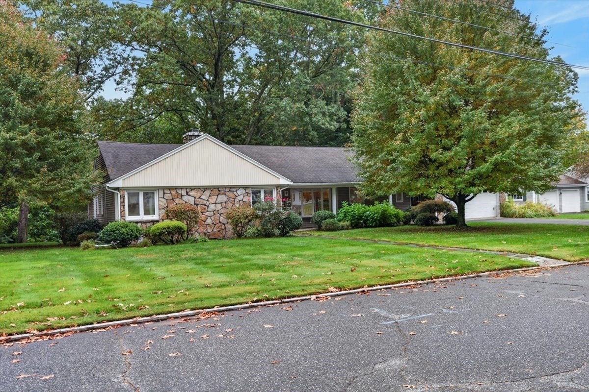25 Ridgeway Circle — photo