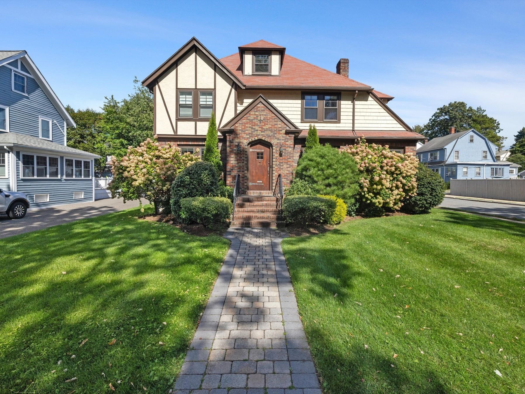 732 W Roxbury Pkwy — photo