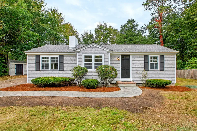 16 Lakeside Dr — photo