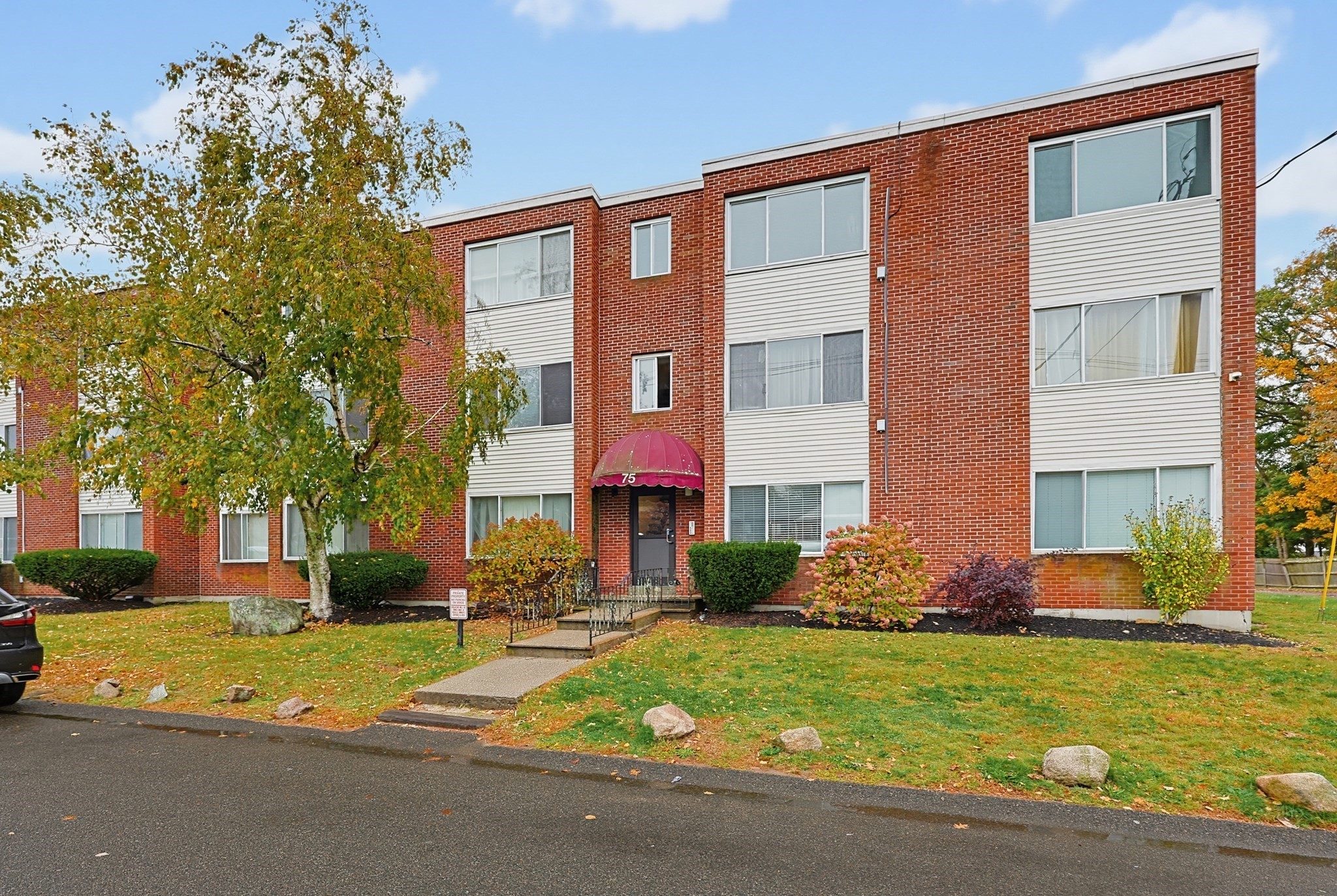 75-77 Colonel Bell Dr #9 — photo