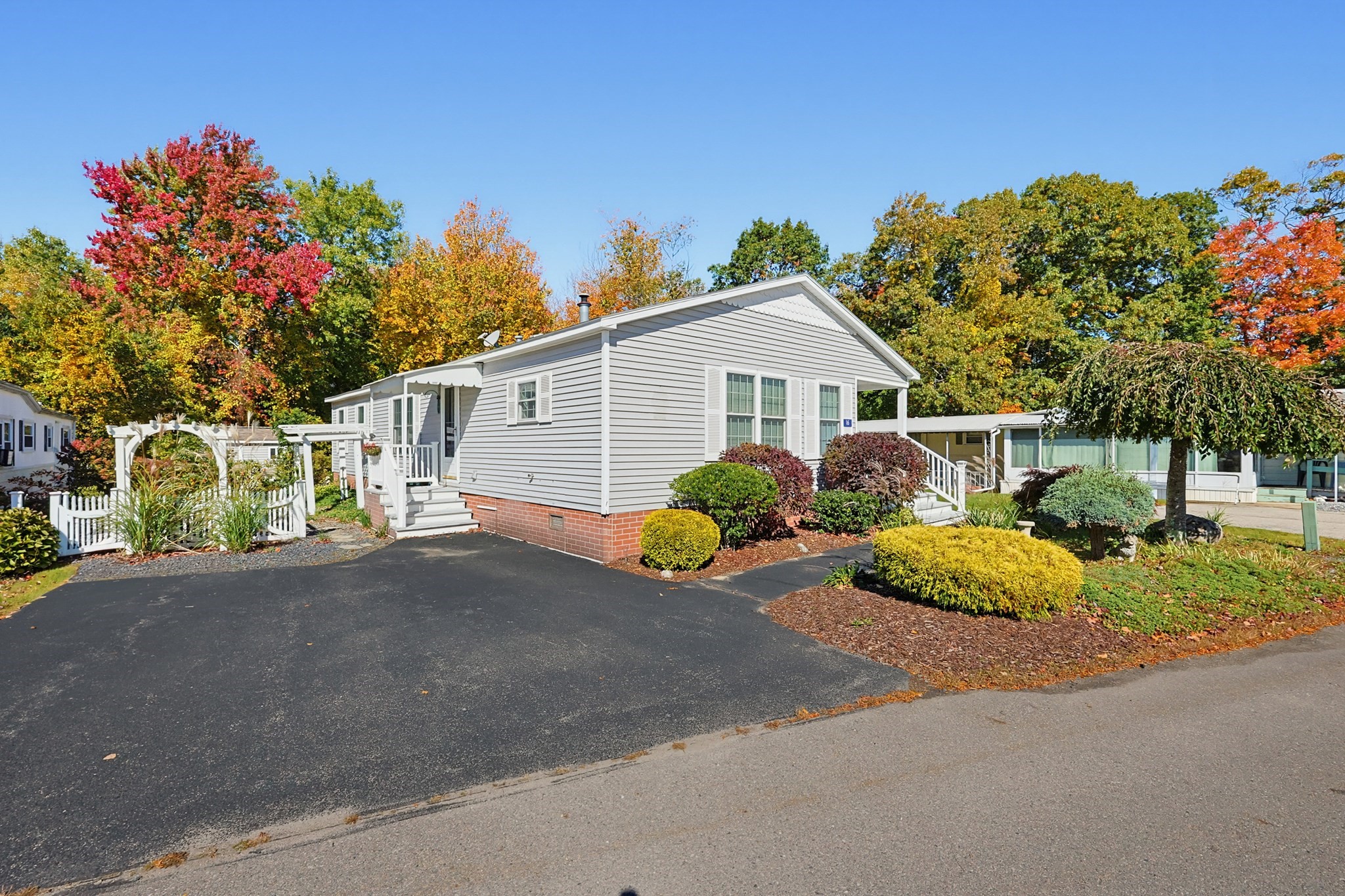 16 Robert Rd — photo