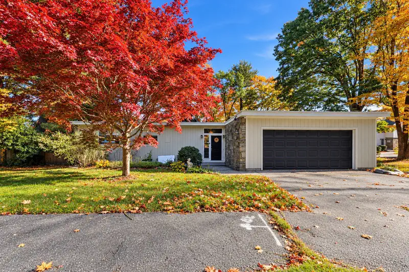 11 Forest Hill Dr — photo