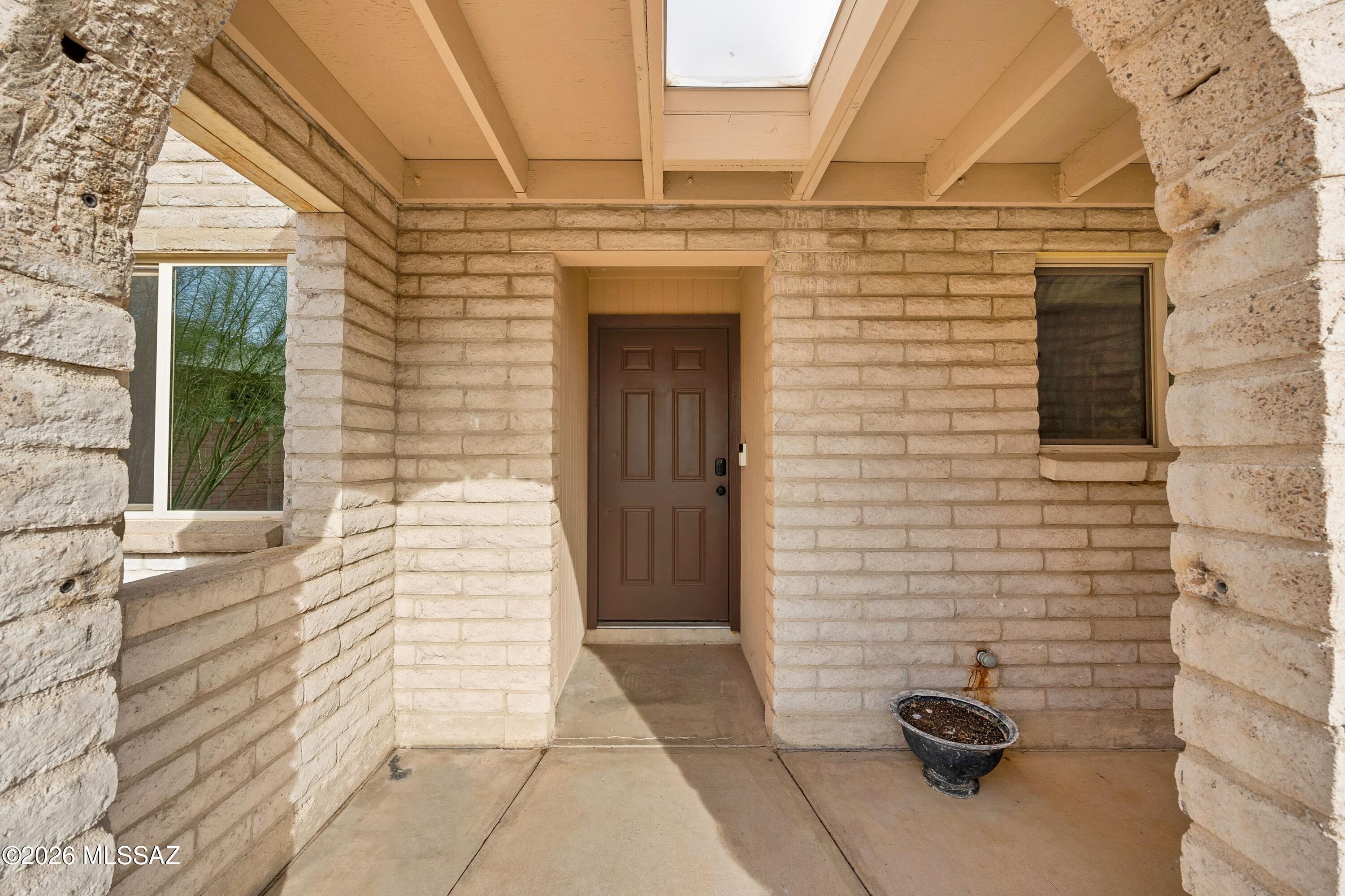 2572 W Calle Genova — photo