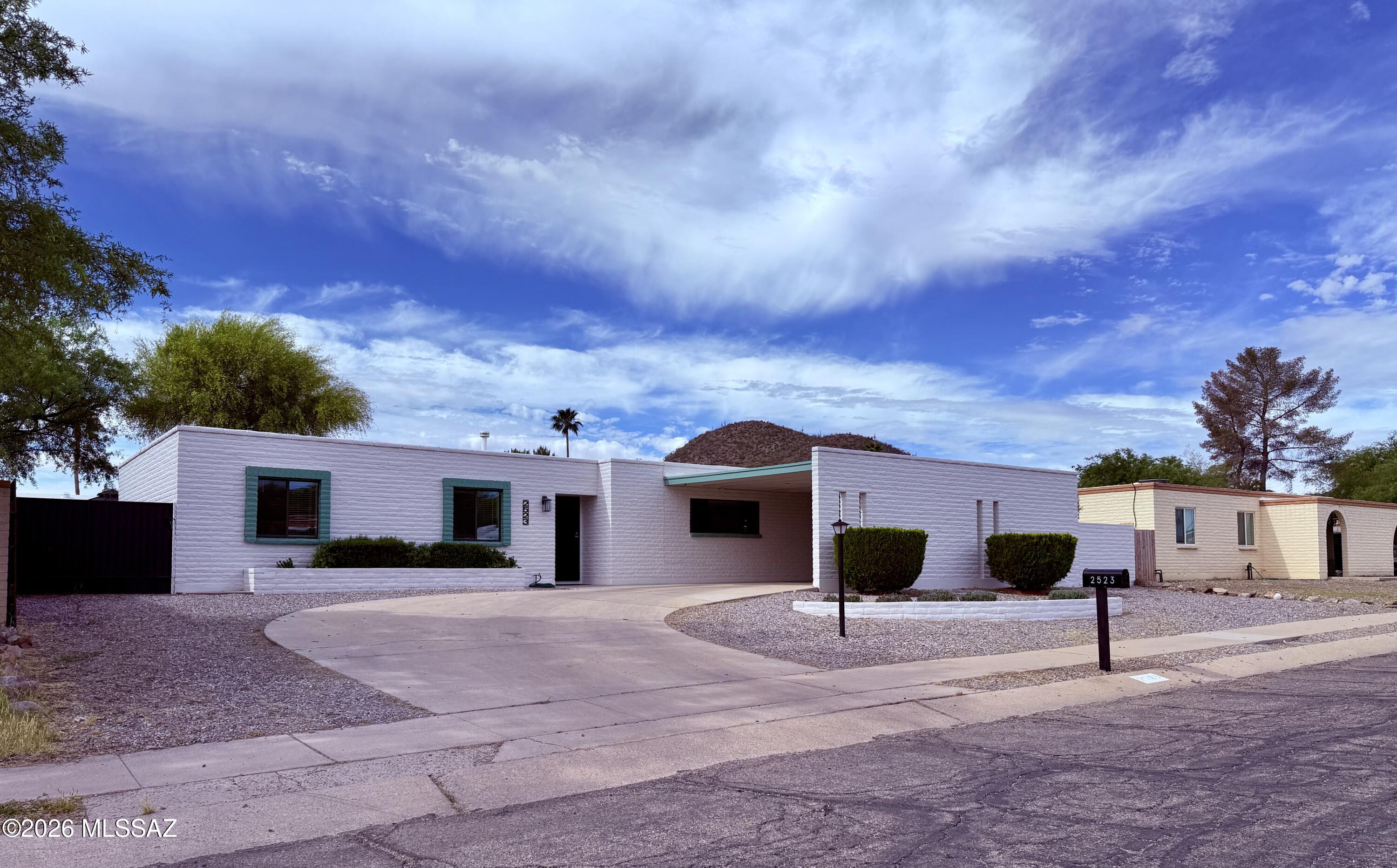 2523 W Calle Paraíso — photo