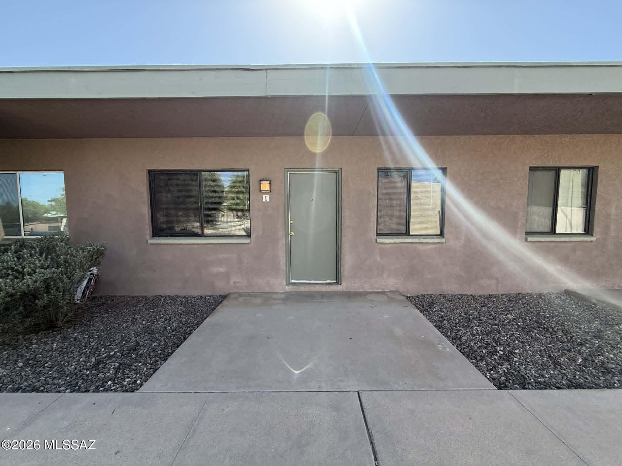 1518 E Hedrick Drive I — photo