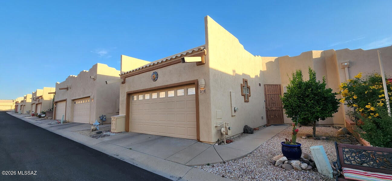 618 W Woodfield Court — photo