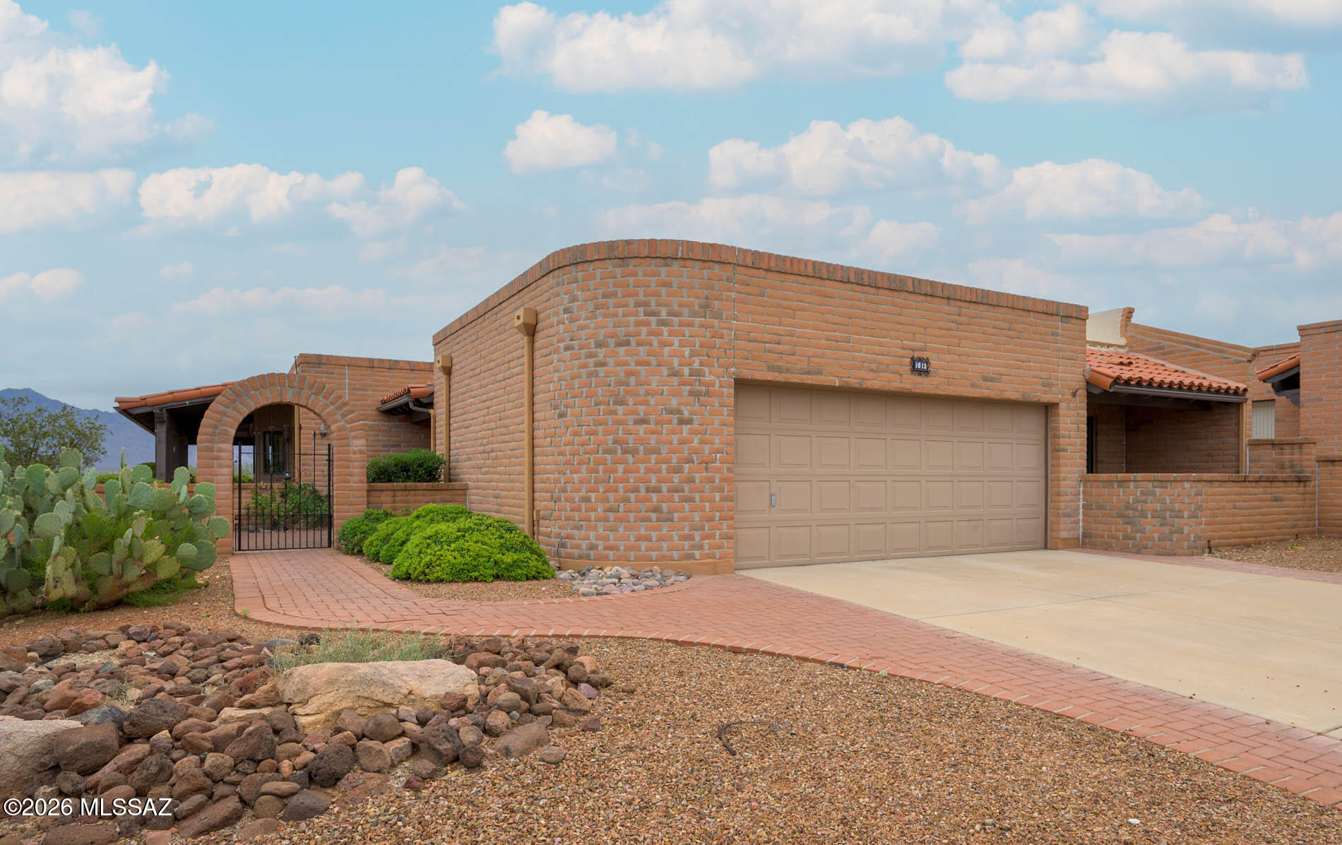 1013 W Desert Hills Drive — photo