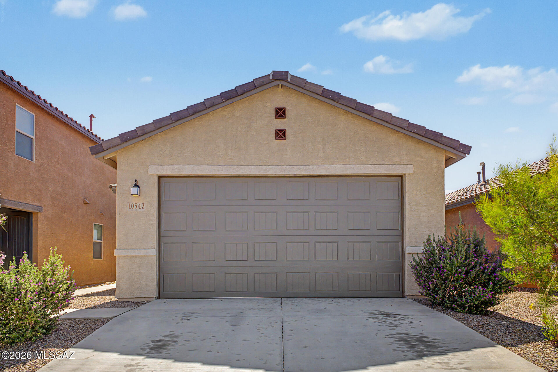 10542 S Dominguez Drive — photo