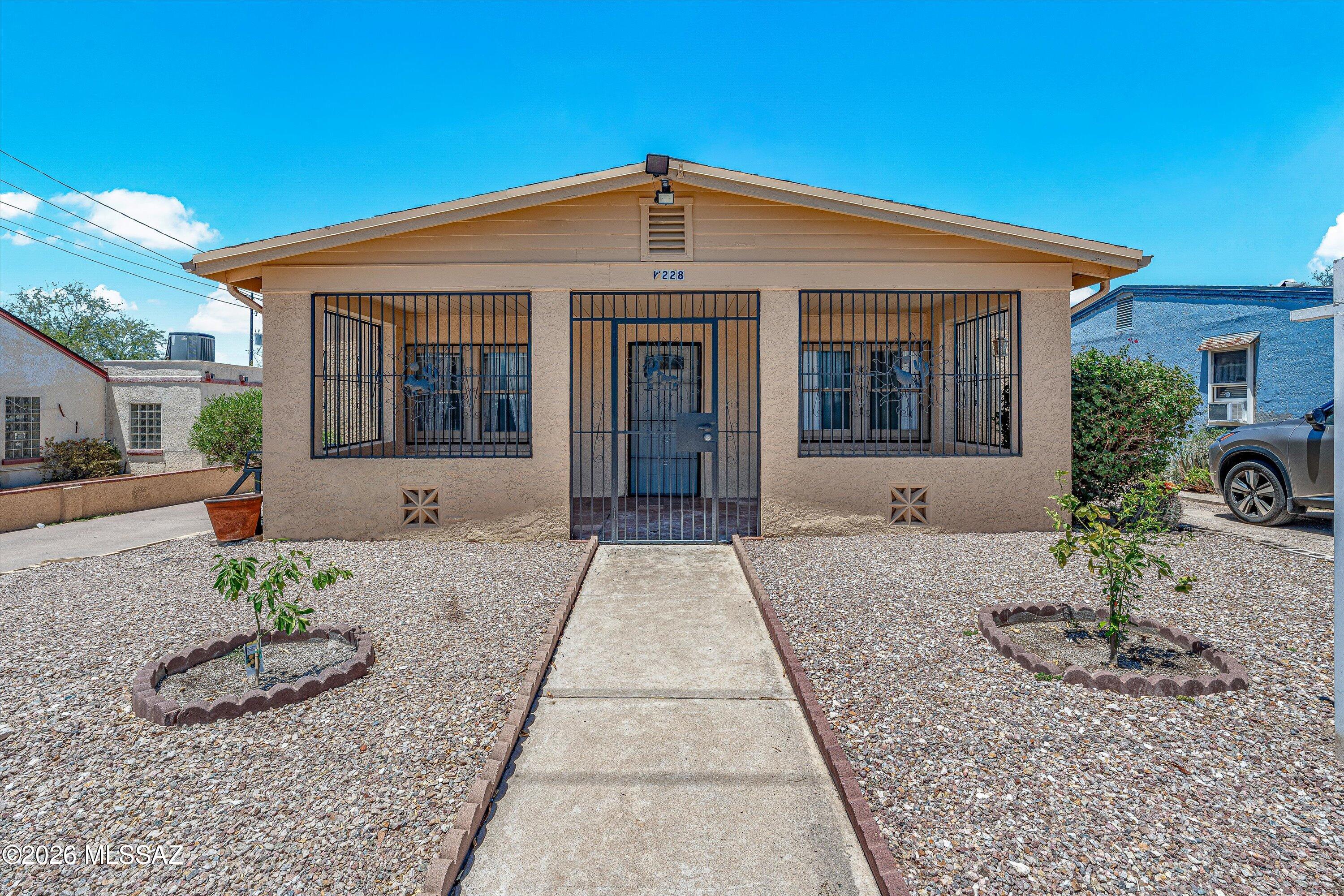 228 W Jacinto Street — photo