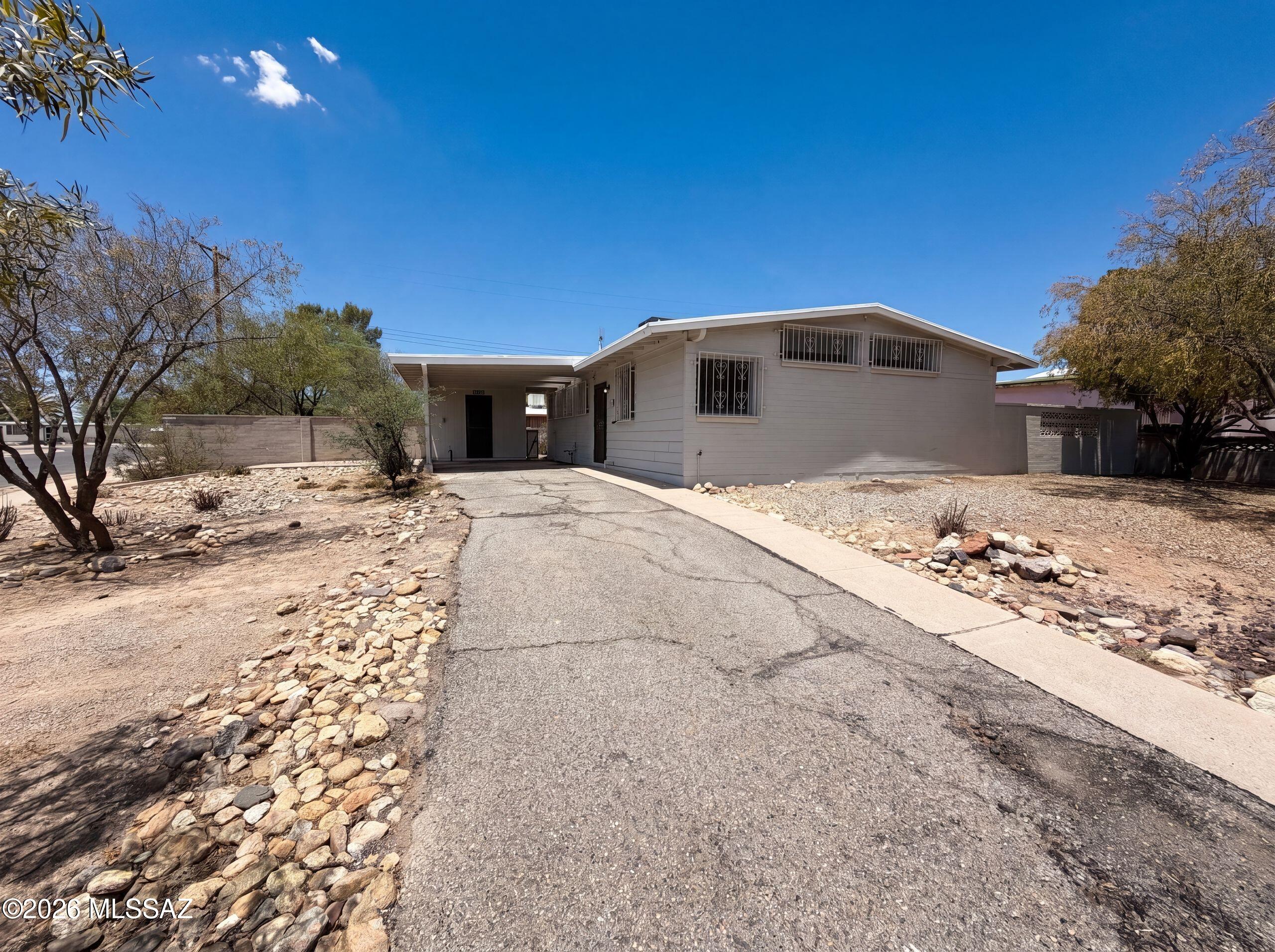 2901 N Cloverland Avenue — photo
