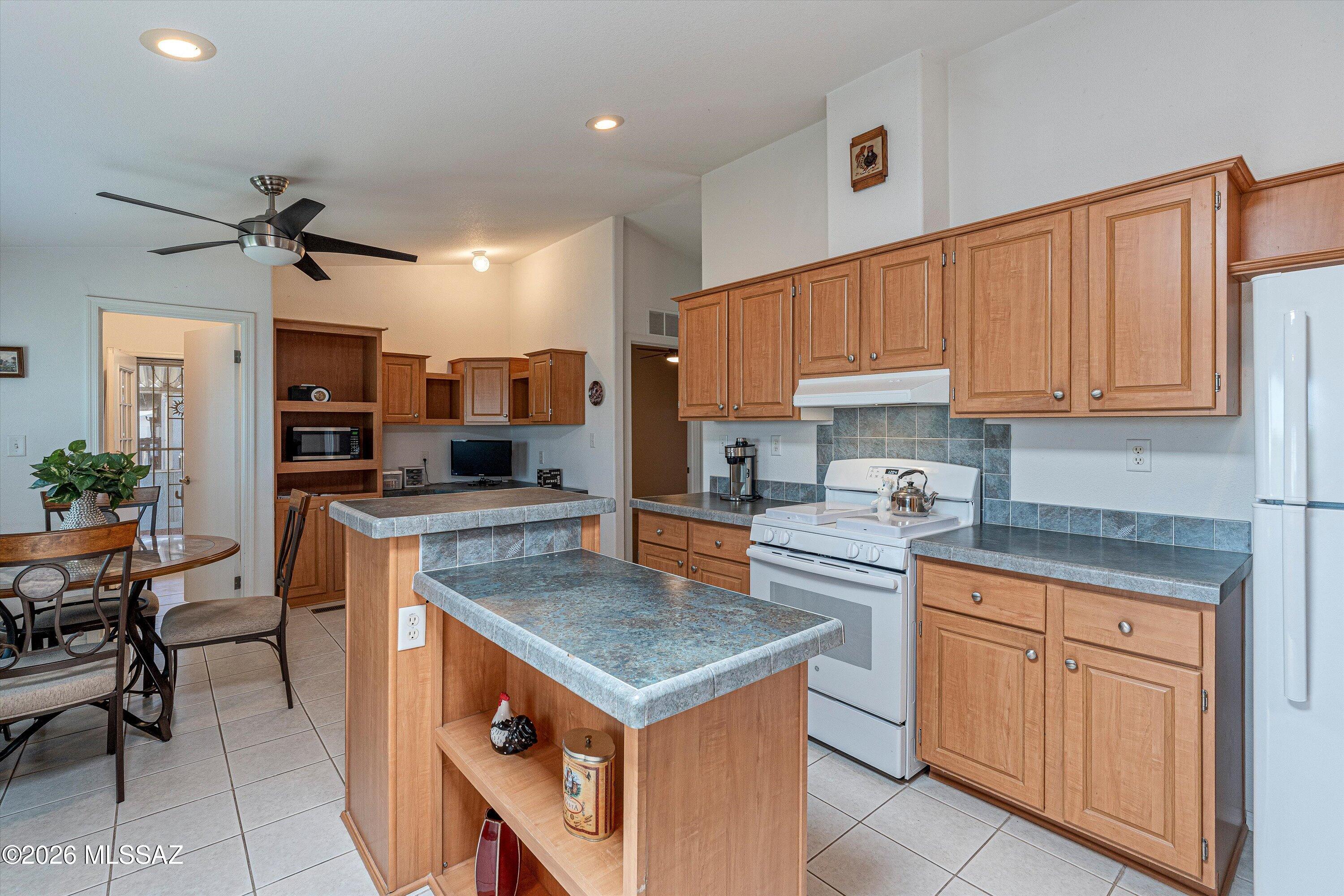 8401 S Kolb Road 524 — photo