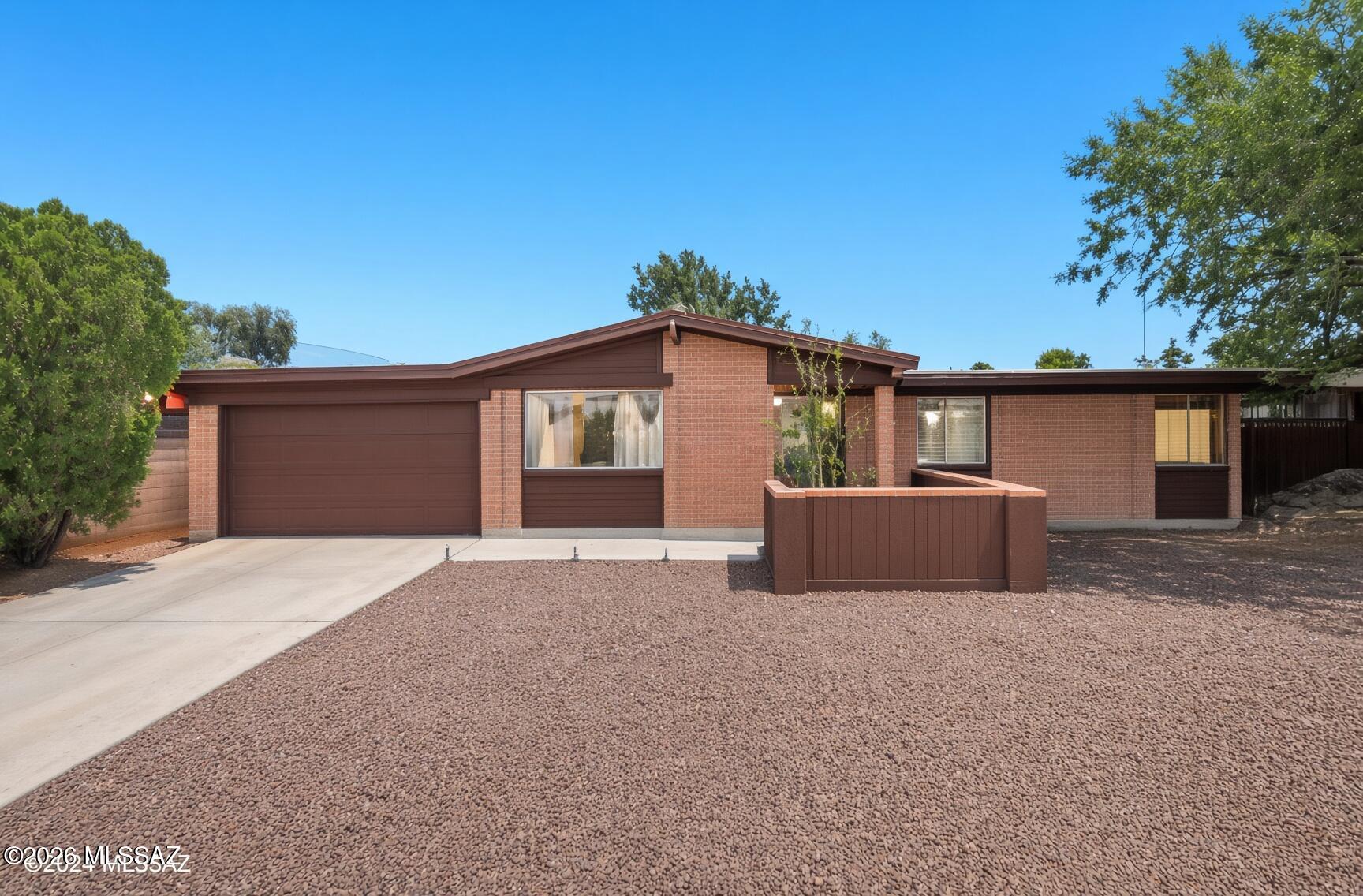 9789 E Burnett Street — photo