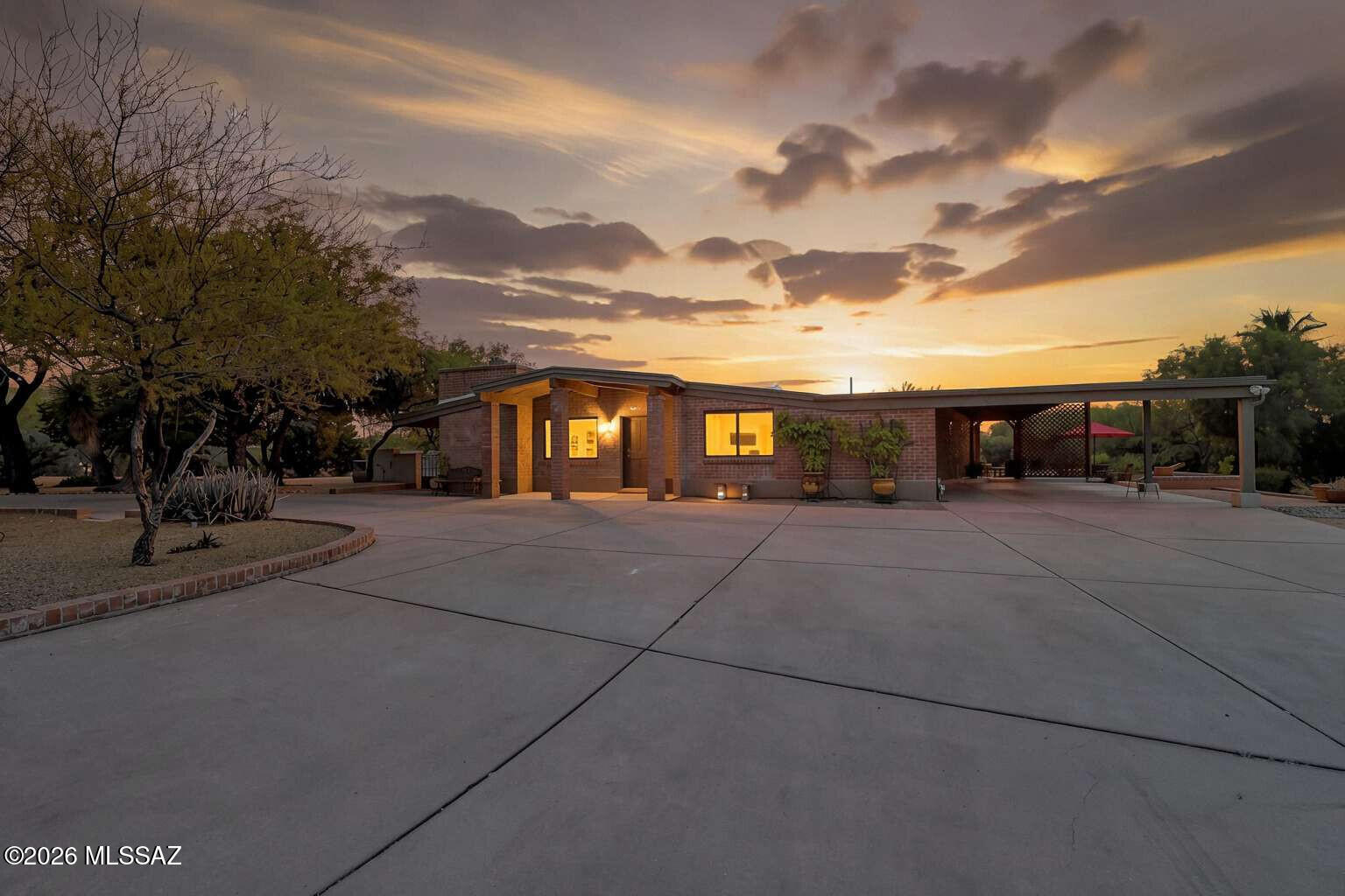 801 W Samalayuca Drive — photo