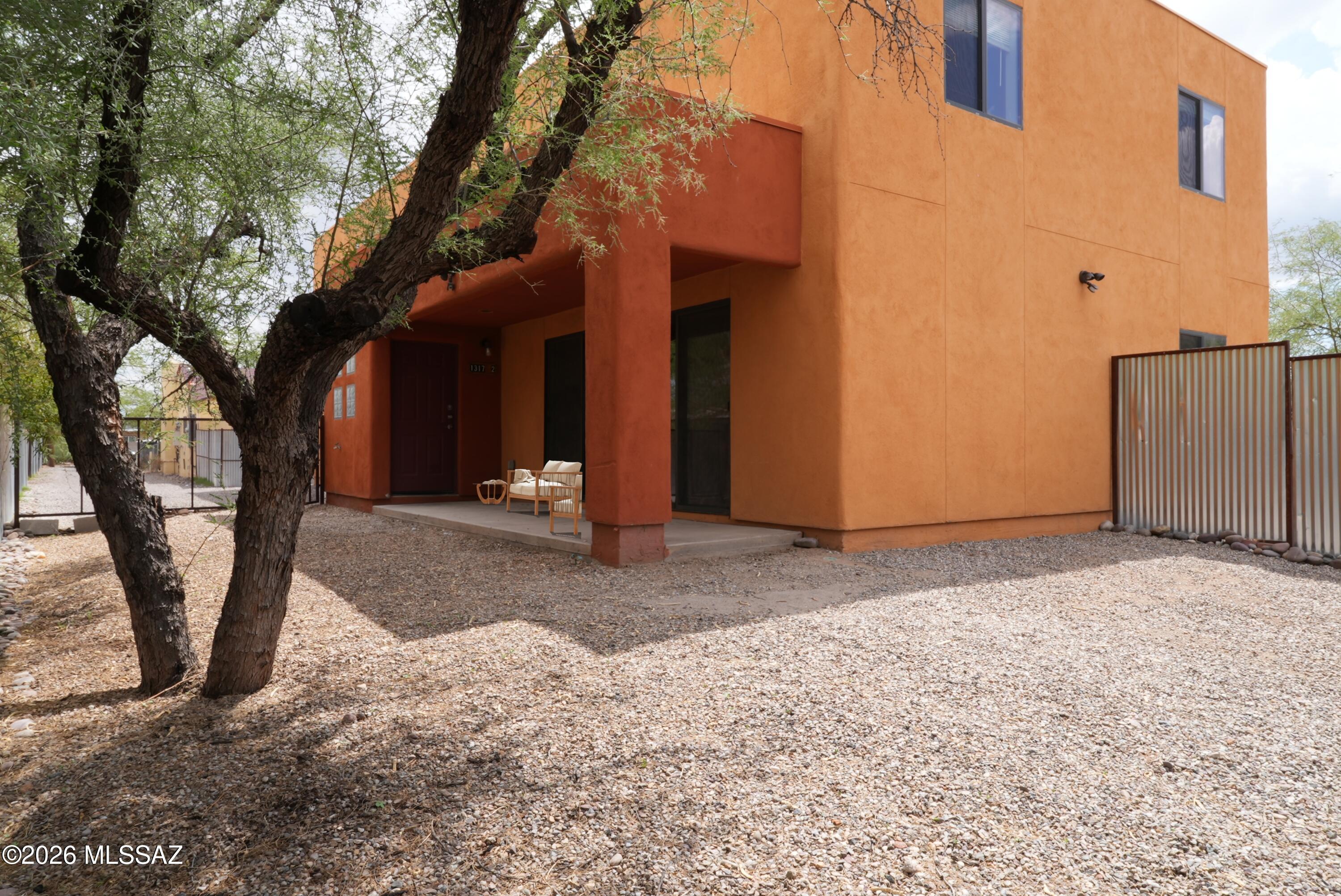 1317 E Hedrick Drive — photo