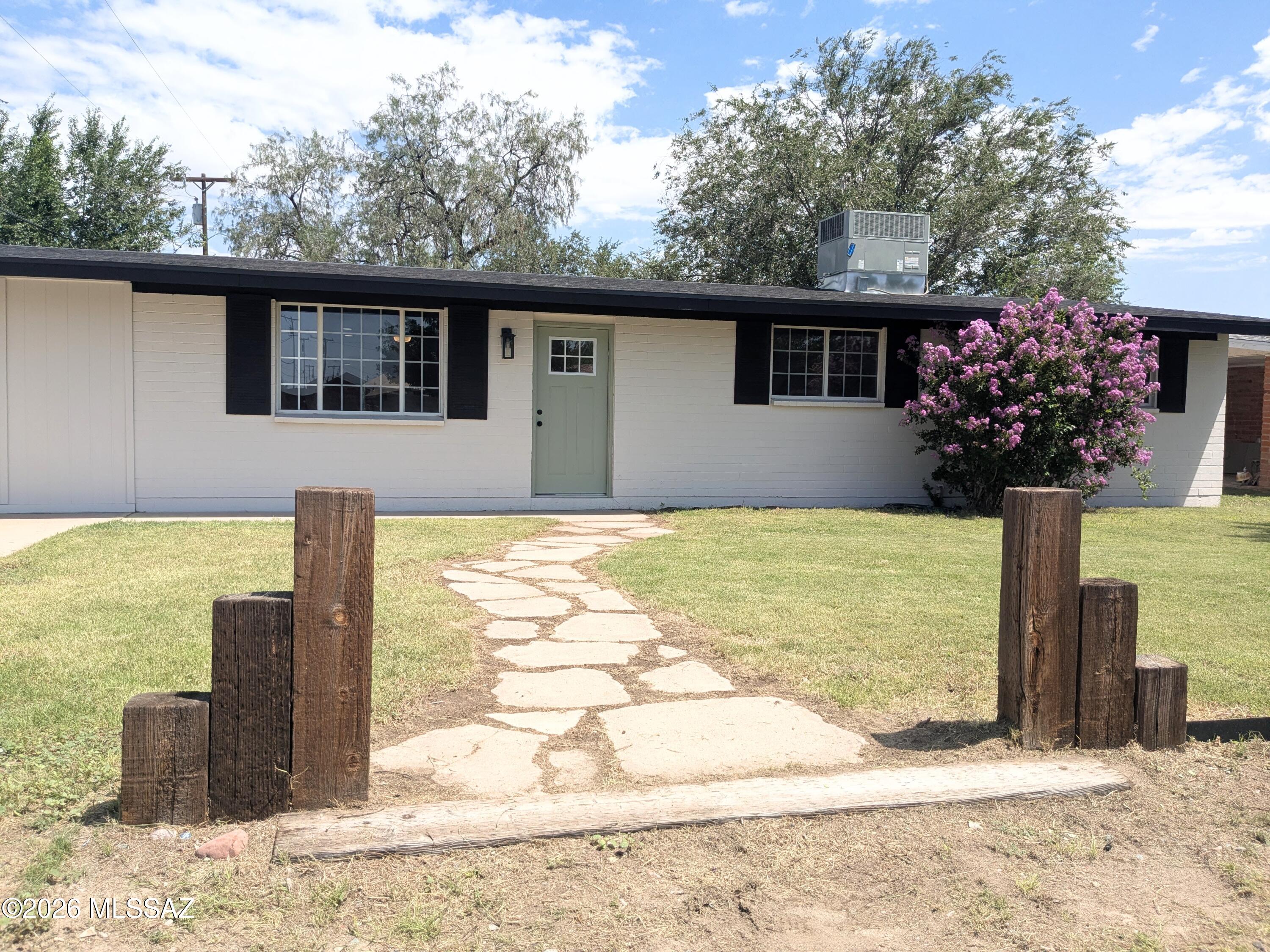 813 W Delos Street — photo