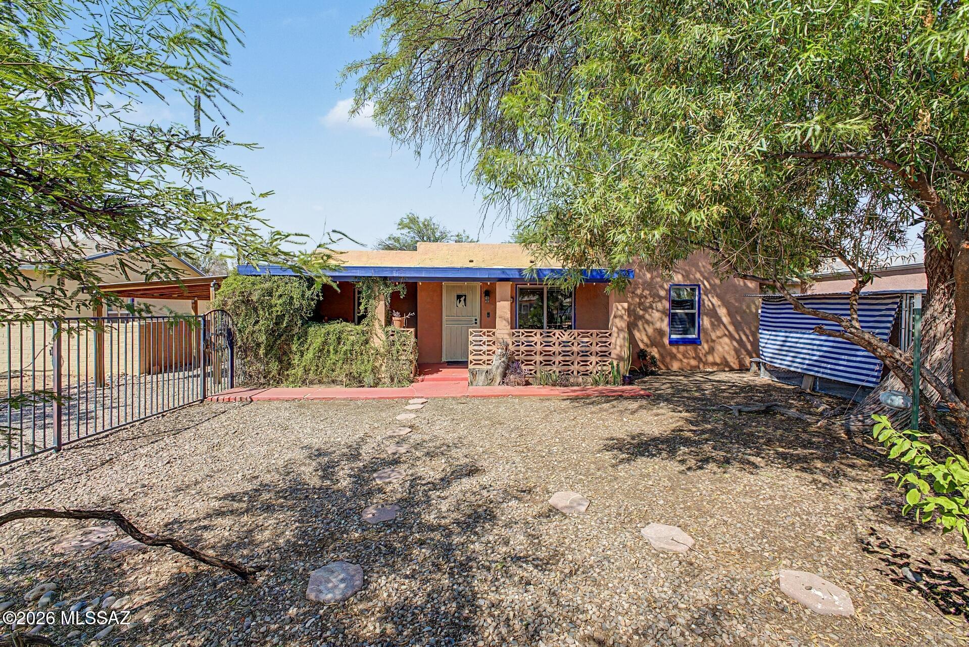 1049 E West Circle Drive — photo